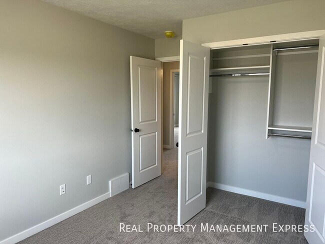 Building Photo - 3 Bedroom 1.5 Bathroom Townhome