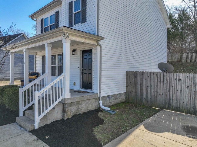 Building Photo - Beautiful 3BR/2.5BA in North Nashville!