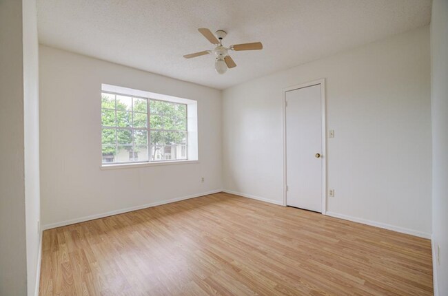 Building Photo - 3-bedroom, 2-bathroom condo in Norman with central heat and air and washer and dryer provided