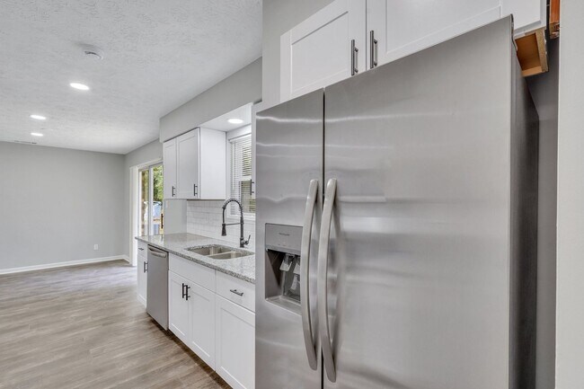 Building Photo - High End Finishes in a Quiet Residential N...