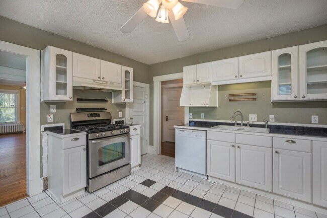 Building Photo - Charming Craftsman Home in Montford