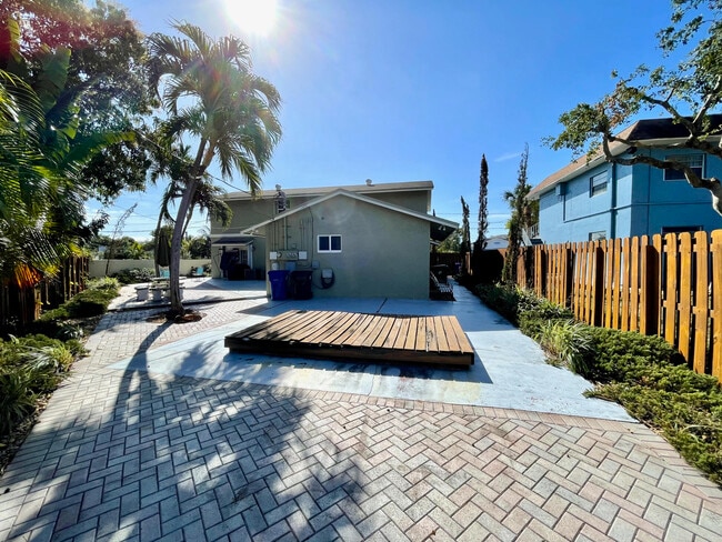 Building Photo - 711 NE 14 St