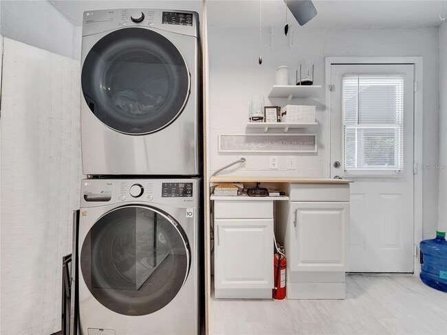 Building Photo - 4754 Lake Shore Dr