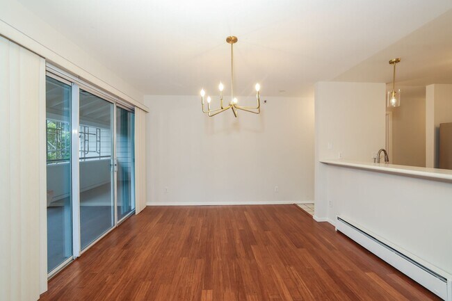 Building Photo - 2 Bedroom Condo in Highly Desirable Richmond Marina Bay!