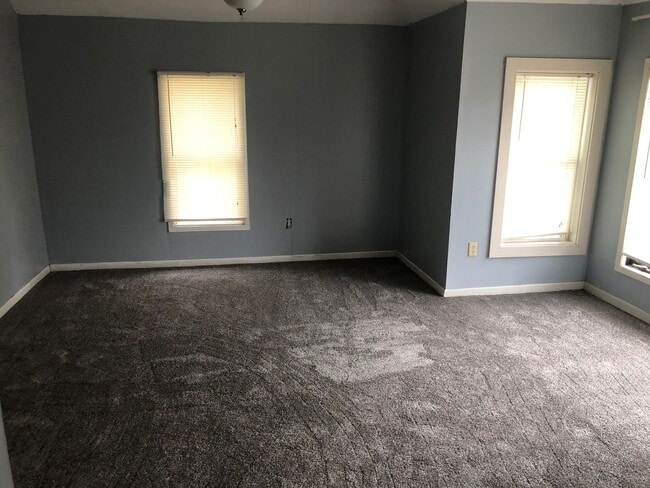 Building Photo - 4 Bedrooms/2 Bath Home with attached Garage