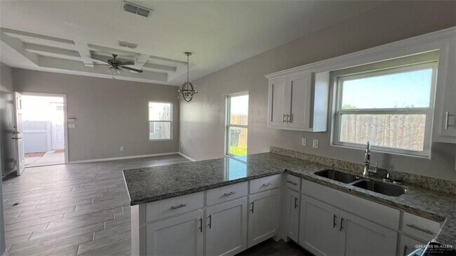 Building Photo - 6 Redbud Ln