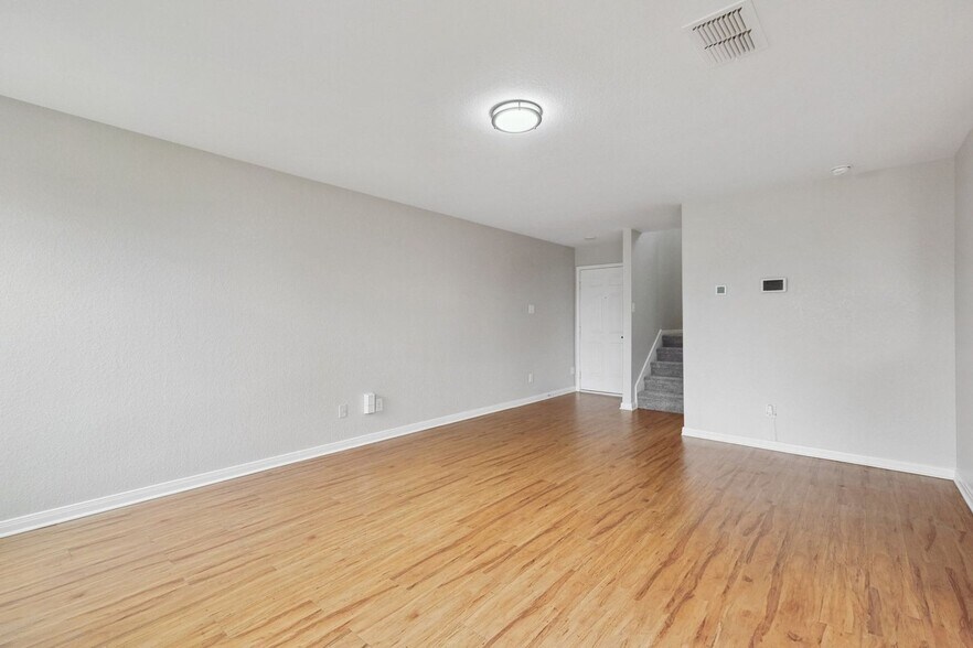 Building Photo - 6211 Baywood Cres