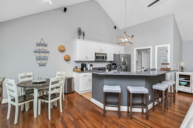 Building Photo - Fully Furnished Mid Term Lease
