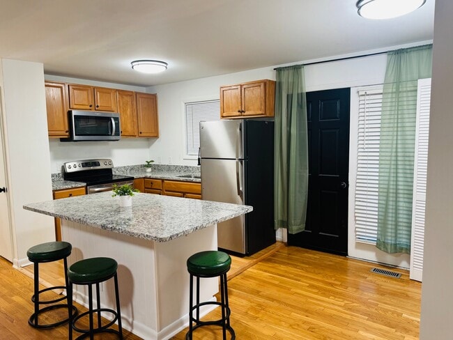 Building Photo - 1216 W Leigh St