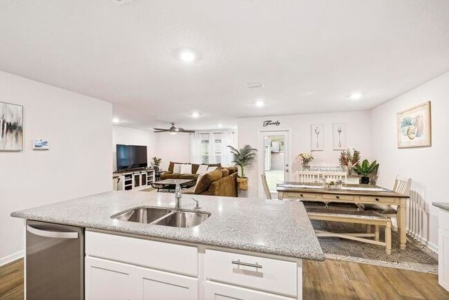 Building Photo - Updated and Move In Ready 4/2 in Cantonment