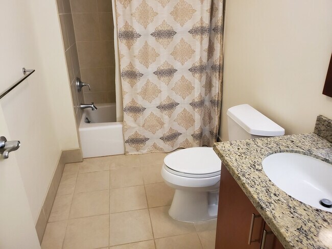 Building Photo - Beautifully Updated 2/2 with Parking!