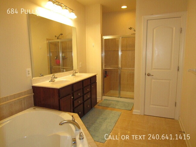 Building Photo - 684 Pullman Pl