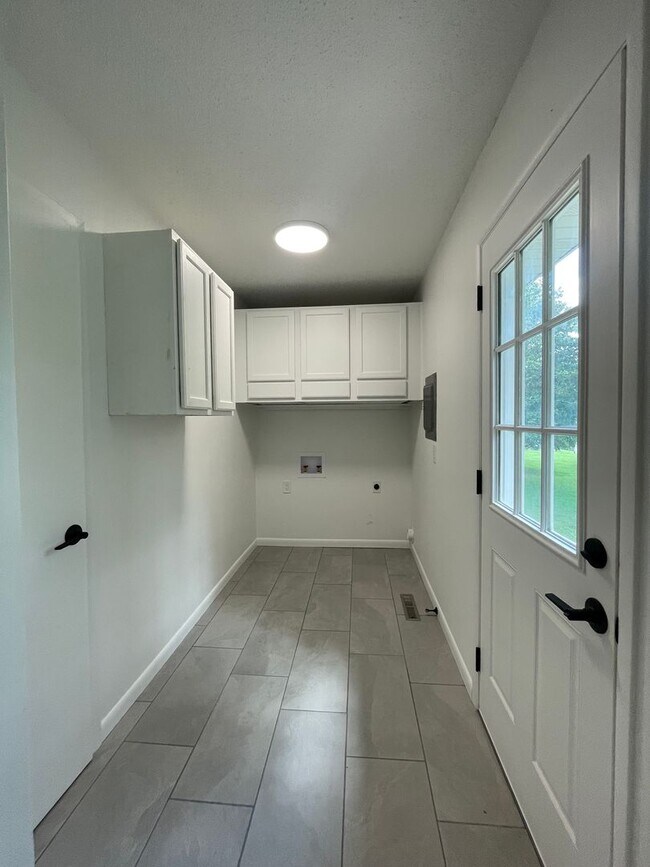 Building Photo - Great Location 3 bedroom 1 bath 1car garage