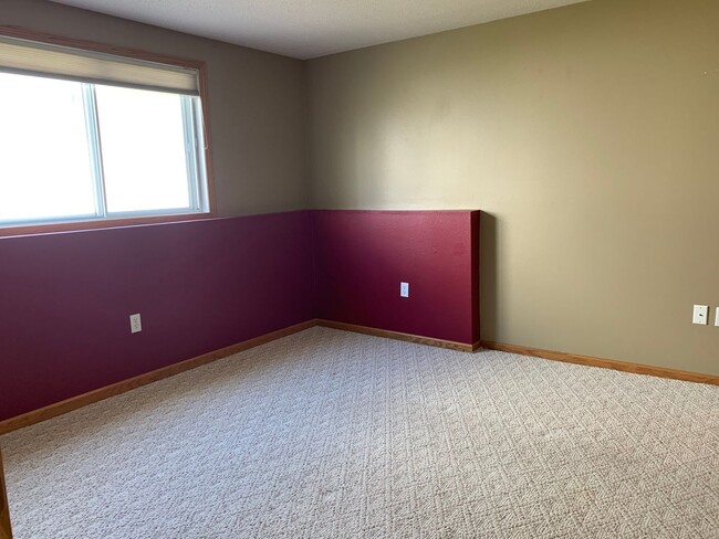 Building Photo - 3 Bedroom Twinhome in South Fargo!!