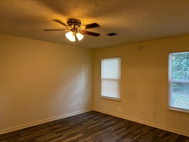 Building Photo - 3 Bedroom 2 Bath