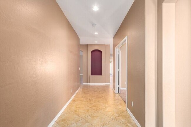 Building Photo - Single level rare to find 3 bed house in G...