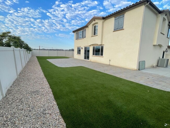 Building Photo - Stunning 4 bedroom home in Vista-With Solar!