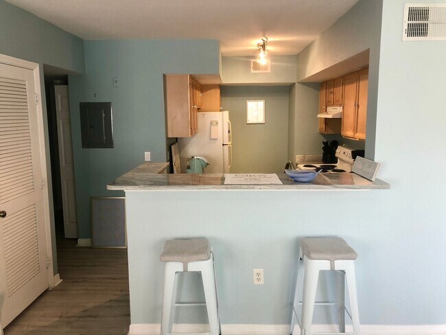 Building Photo - Beautiful furnished 2/2 unit becoming avai...