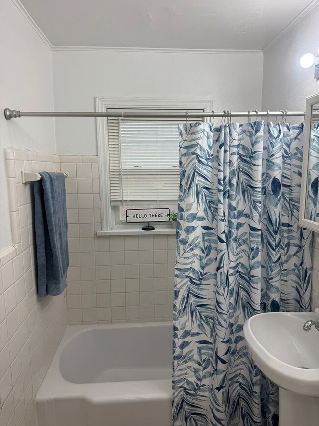 Building Photo - 2 bed 1.5bath  New paint, new flooring, new range, fenced yard!