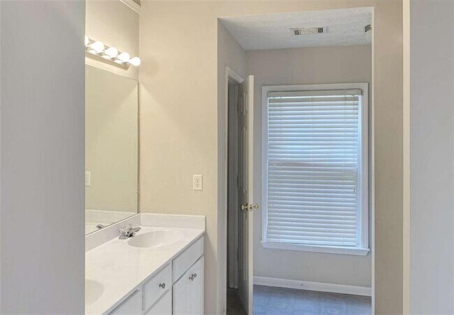 Building Photo - 2550 Plymouth Way