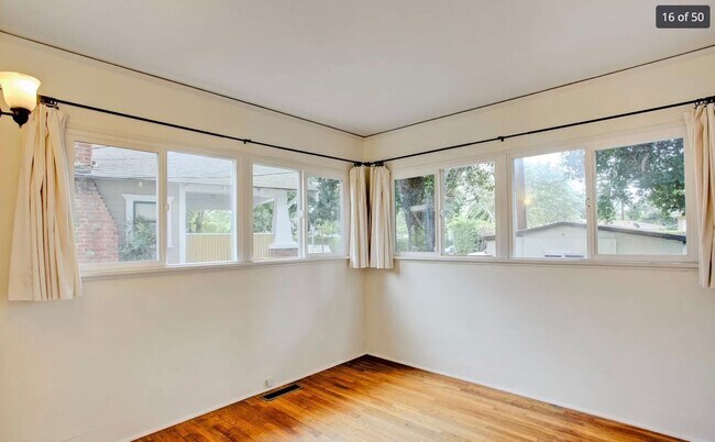 Building Photo - Charming 3 bed / 2 bath Home Across from Oak Park!