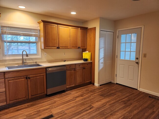 Building Photo - 118 Barclay Rd