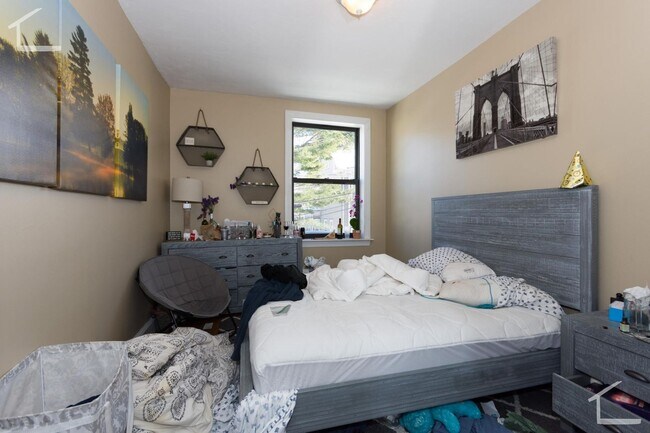 Building Photo - Avl 9/1! Spacious 4BR/2BA in Allston w/central AC, large bedrooms!