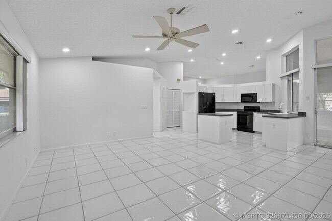 Building Photo - 924 Spoonbill Cir