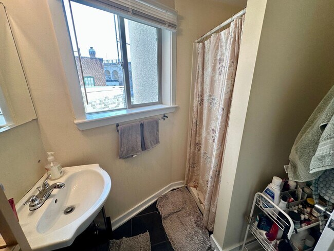 Building Photo - 4444 Cresson St