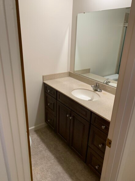 Building Photo - 9618 Outlook Dr