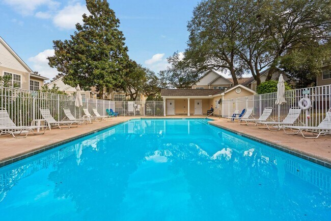 Building Photo - Great 1 Bedroom Unit at the Oaks!