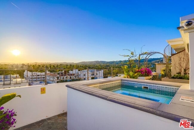 Building Photo - 435 N Oakhurst Dr