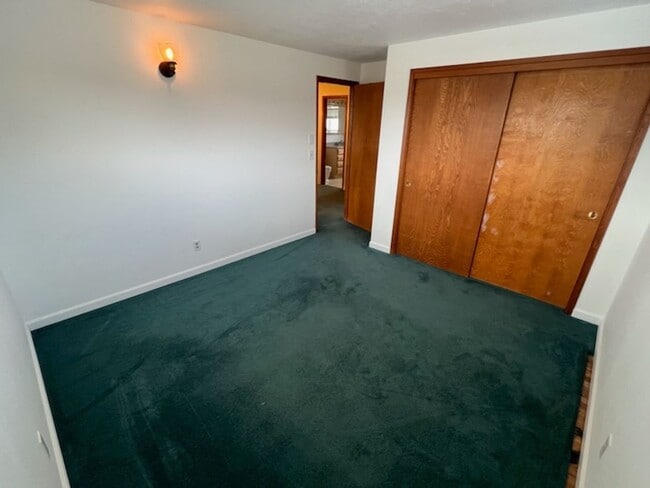 Building Photo - SPACIOUS 4 bed/2 bath home in desired location with double garage, fenced back yard!