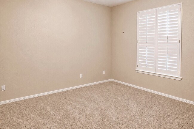 Building Photo - 16415 Burham Park Dr