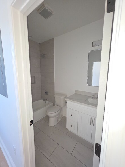 Building Photo - 2431 Franklin Ave