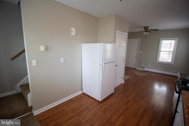 Building Photo - 234 E Linden St