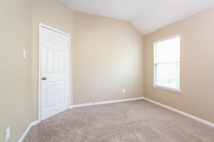 Building Photo - 16206 Hollow Rock Dr