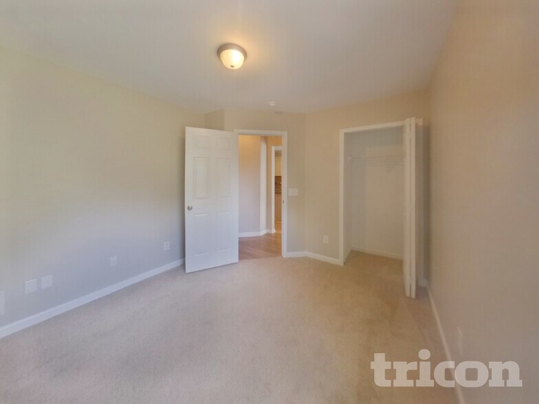 Building Photo - 633 Thornbird Cir