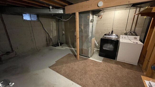 Building Photo - 2261 Springbrook Ct