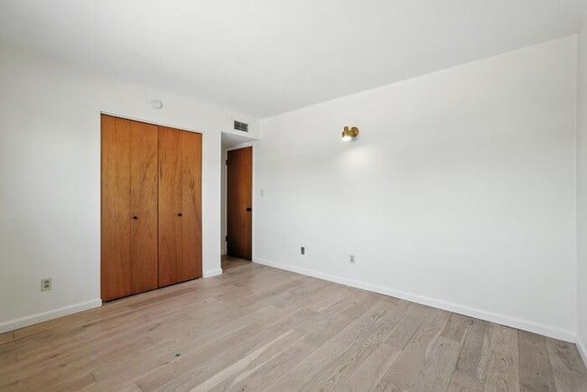Building Photo - Totally remodeled home in prime Tempe Loca...