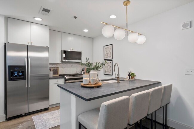 Building Photo - 905 Juniper St NE