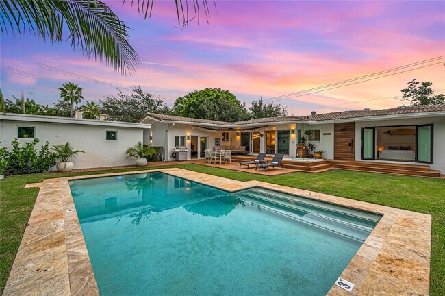 Building Photo - 549 NE 14th Ave