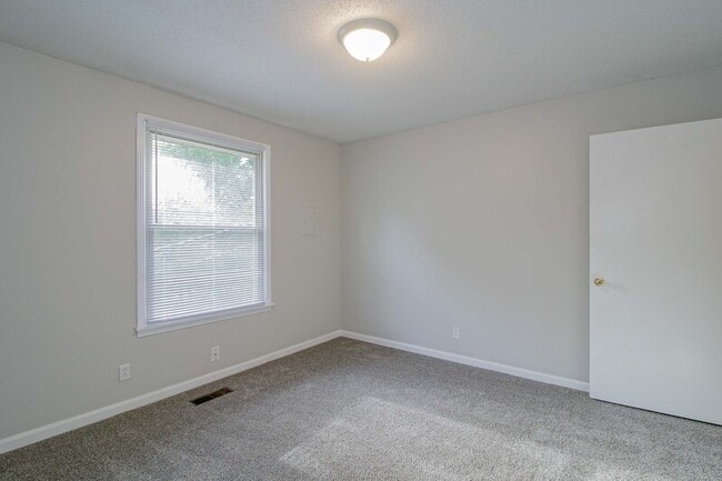 Building Photo - 809-B Golfview Pl