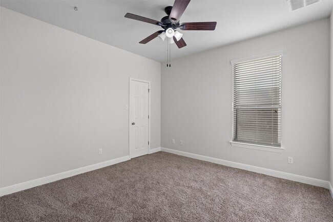 Building Photo - 706 Harwood Dr
