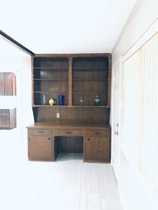 Building Photo - 3110 Springhill Dr