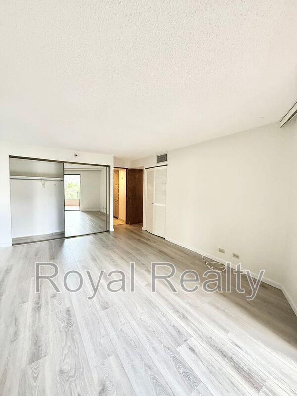 Building Photo - 555 Hahaione St