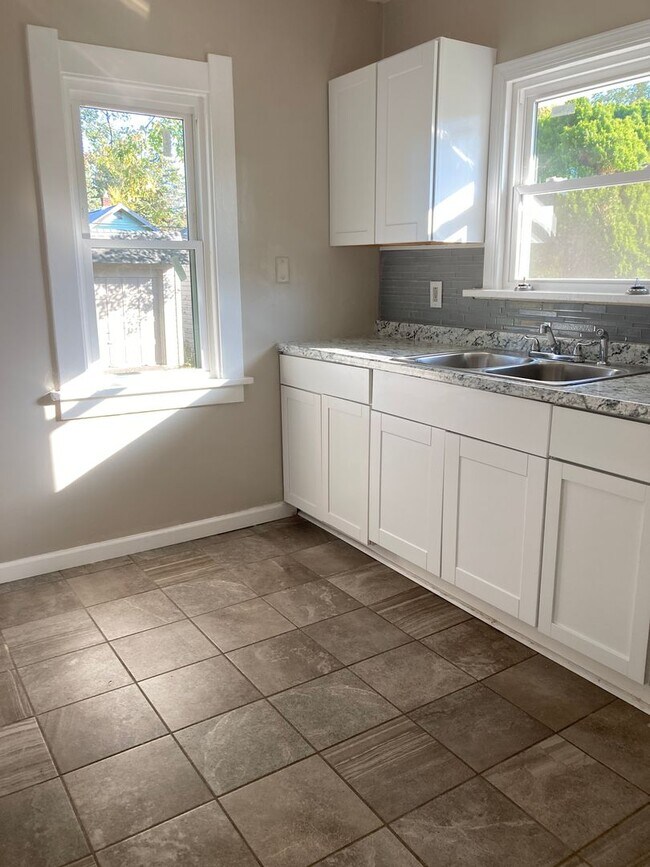 Building Photo - Spacious Recently updated 2 Bedroom 1 Bath...