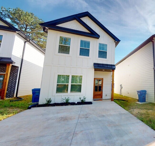 Building Photo - Charming 3-Bedroom Home with Modern Finishes in the Heart of Clarksville