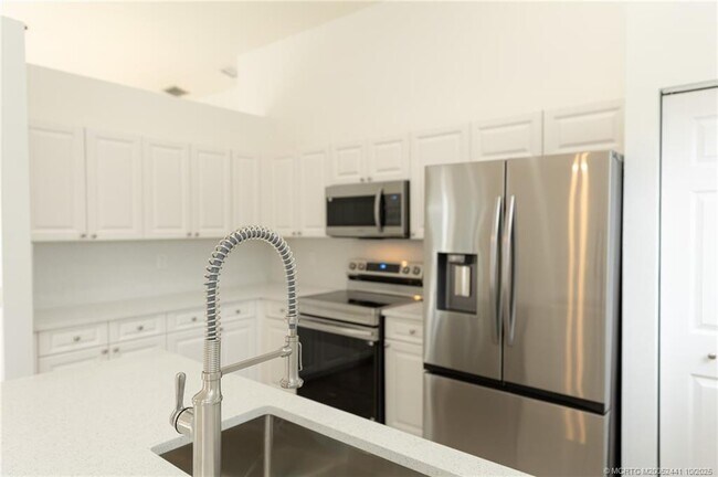 Building Photo - 8965 SW Chevy Cir
