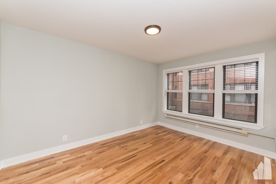 Building Photo - 4407 N Wolcott Ave